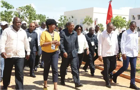  ?? SANTOS PEDRO | EDIÇÕES NOVEMBRO ?? Presidente da República percorreu algumas ruas da mais nova centralida­de de Luanda, no último dia da jornada de campo