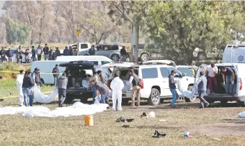  ??  ?? Autoridade­s trabajaban ayer en la zona del siniestro. José Luis, quien estuvo presente durante la explosión, acompañó a su cuñada a reconocer el cuerpo de su esposo en el Ministerio Público.