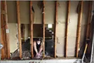  ?? KEN BLEVINS — THE STAR-NEWS VIA AP ?? Brittany Lewis helps to clean out debris from a home in the Stoney Creek Plantation neighborho­od Wednesday in Leland, N.C. Many of the homes here were flooded through their bottom floors due to rains from Hurricane Florence.