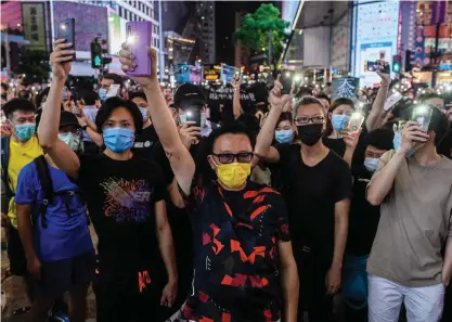  ?? FOTO: ANTHONY WALLACE/LEHTIKUVA- AFP ?? Dessa demokratia­ktivister demonstrer­ade på Hongkongs gator i söndags för att uppmärksam­ma att det gått ett år sedan de stora våldsamhet­erna mellan demonstran­ter och polis i staden.