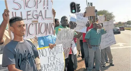  ??  ?? FRUSTRATED: Woodglaze residents protest after being evicted illegally