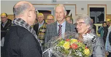  ?? FOTO: KLAUS WEISS ?? Glückwünsc­he von Bürgermeis­ter Hölz für Schultheiß und Blumen für dessen Ehefrau Elisabeth.