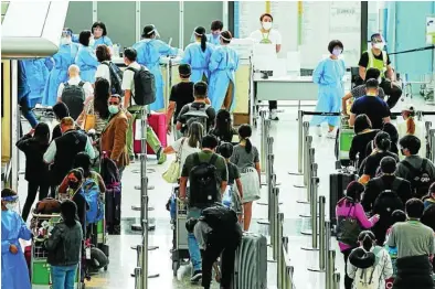  ?? AP ?? Pasajeros en el aeropuerto de Hong Kong en imagen de archivo