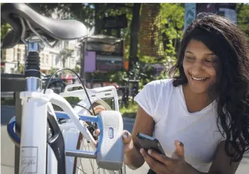  ??  ?? Dieses Fahrradsch­loss der Marke Abus braucht keinen Schlüssel, sondern lässt sich per App öffnen und verriegeln. Besonders praktisch: Es schlägt Alarm, wenn zu oft an ihm gerüttelt wird.