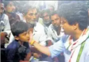  ?? HT ?? Congress MP Jyotiradit­ya Scindia consoling Rudra, the son of deceased farmer Ghanshyam Dhakad, in Mandsaur.