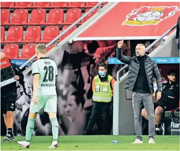  ?? FOTO: INA FASSBENDER/DPA ?? Auch die Umstellung­en von Marco Rose (rechts) konnten nichts an der Niederlage der Borussen beim Champions-League-Gipfel in Leverkusen ändern.