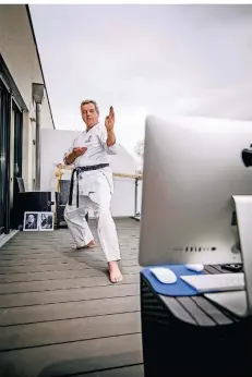  ?? RP-FOTO: ANNE ORTHEN ?? Horst Dröge gibt seine Karate-Stunden seit Wochen nur noch online. Seinen Computer mit Kamera baut er auf dem Balkon auf.