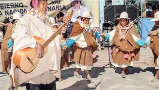  ?? ?? Un grupo de músicos uru chipayas durante una visita de autoridade­s en 2018.