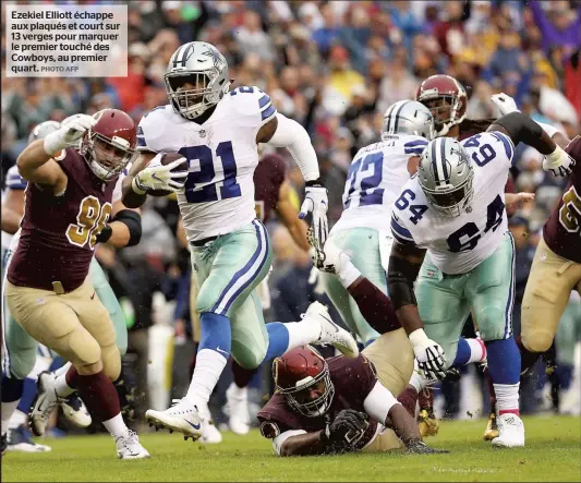  ?? PHOTO AFP ?? Ezekiel Elliott échappe aux plaqués et court sur 13 verges pour marquer le premier touché des Cowboys, au premier quart.