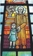  ??  ?? In der Pestkapell­e Stiefenhof­en erinnert ein Glasfenste­r an das Mädchen.