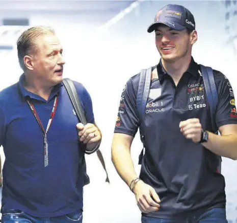  ?? // EFE ?? Jos Verstappen, llegando al circuito junto a su hijo Max