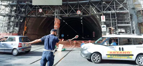  ??  ?? Sorpresa
Gli automobili­sti costretti dai vigili urbani a cambiare strada davanti alla galleria