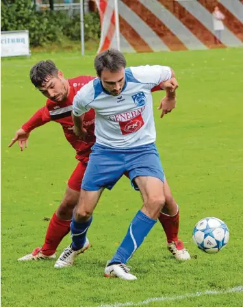  ?? Foto: Wilhelm Baudrexl ?? Sergej Scheifel (rechts gegen Thomas Bahlmann) und der SC Griesbecke­rzell brachten den Spitzenrei­ter TSV Pöttmes zu Fall. Dadurch ist der FC Affing jetzt wieder Tabellenfü­hrer der Kreisliga Ost.