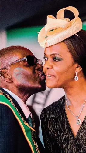  ??  ?? Robert Mugabe, 93 anni, con la moglie Grace, 52, lo scorso 18 aprile alla festa dell’Indipenden­za nazionale