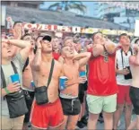  ??  ?? DECEPCIÓN. Los aficionado­s ingleses siguieron el partido en pantallas gigantes en Magaluf y Benidorm.