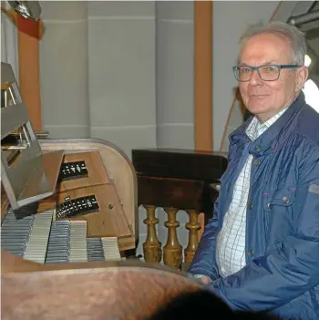  ?? CHRISTINE BOSE ?? Kantor Siegfried Ihme an der Orgel in der katholisch­en Kirche St. Aegidien. Am Sonntag wird er hier ausnahmswe­ise nicht spielen, zur Festmesse zu seinem 50-jährigen Dienstjubi­läum.