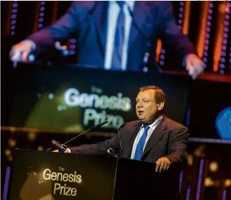  ?? Ilia Yefimovich - 18.jun.15/Getty Images ?? O bilionário russo Mikhail Fridman discursa durante cerimônia realizada em Jerusalém