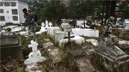  ?? SSB photo ?? CONGESTED. As thousands are expected to flock the Baguio City Public Cemetery next month, Councilor Edgar Avila is seeking ways to decongest the area by proposing the use of a 129,414 square meters of a government owned lot at Irisan barangay as the new public graveyard.