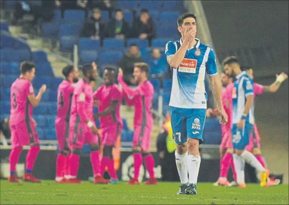  ??  ?? Gerard Moreno, autor del gol del Espanyol, muestra su abatimient­o tras el segundo gol marcado por el Levante. El equipo catalán no mereció perder en Cornellà-El Prat