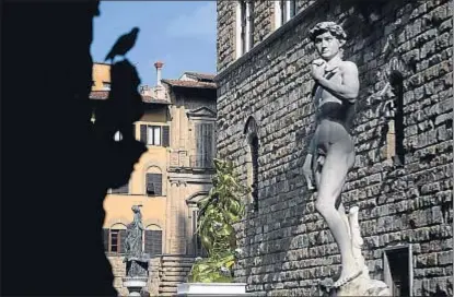  ?? FILIPPO MONTEFORTE / AFP ?? La escultura de Jeff Koons (al fondo) compite en Instagram con la réplica del David de Miguel Ángel
