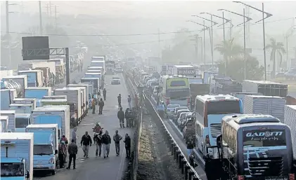  ?? EFE ?? Problemas. Varios camiones varados en una autopista cerca de San Pablo, en la ciudad de Embu.