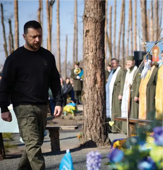  ?? ?? ► El presidente de Ucrania, Volodymyr Zelensky, en una ceremonia por los militares ucranianos muertos en la batalla de Moshchun.