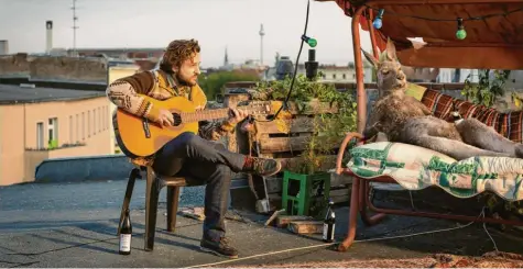  ?? Foto: X Filme, X Verleih, dpa ?? So sehen die Kinobesuch­er Volker Michalowsk­i: als graues Känguru.