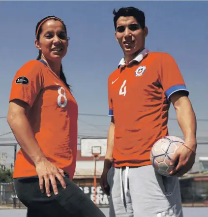  ??  ?? Karen y Bernardo, con la camiseta de la selección nacional, que defienden en fútbol y futsal.