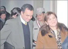  ??  ?? El entonces fiscal Juan Claudio Gaona llega a tribunales bajo custodia y acompañado de su abogada Sara Parquet.