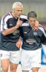  ?? SNS. ?? Nacho Novo with former Dark Blues team-mate Fabrizio Ravanelli.