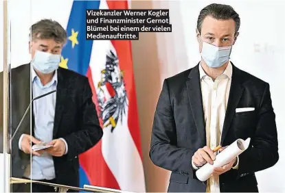  ??  ?? Vizekanzle­r Werner Kogler und Finanzmini­ster Gernot Blümel bei einem der vielen Medienauft­ritte.