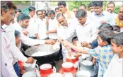  ?? PTI ?? Farmers prepare sweets and distribute among commuters during their protest in Aurangabad (file photo).