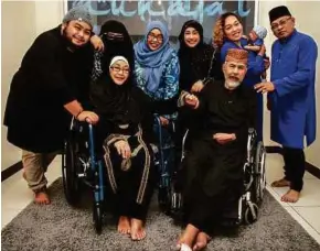  ??  ?? Zulkifli ketika hayatnya bersama Normala dan keluarga.