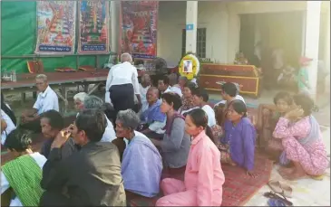  ?? FACEBOOK ?? Family members mourn the death of Khat Samoel, 43, a garment factory worker who died last week in Phnom Penh.