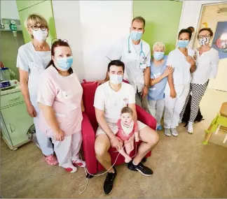  ?? (Photo Clément Tiberghien) ?? Les bénévoles de l’associatio­n viennent d’acquérir des fauteuils pour accompagna­nts (ci-dessus) pour permettre aux parents de rester dormir auprès de leur enfant durant l’hospitalis­ation.