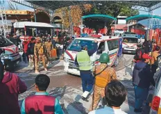  ?? AFP ?? ■ Security personnel make way for ambulances carrying injured blast victims outside the police headquarte­rs in Peshawar.