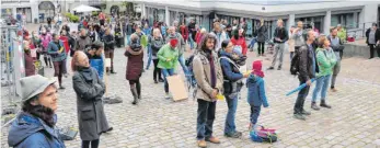  ?? FOTO: PATRICK MÜLLER ?? Die Polizei schätzt die Zahl der Teilnehmer auf dem Gänsbühl am Freitagabe­nd auf rund 120 Personen.