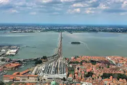  ?? Divise ?? I referendar­i vogliono dividere Venezia e Mestre in due Comuni