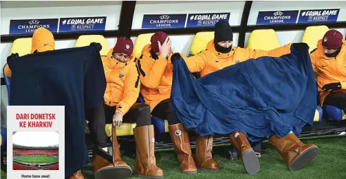  ?? SERGEI SUPINSKY/AFP ?? DINGIN: Para pemain Shakhtar Donetsk memakai sepatu kulit dan selimut saat laga melawan AS Roma di Stadion Metalist OSK, Kharkiv, kemarin.
