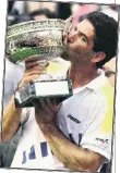  ??  ?? Recuerdo. Andrés Gómez, con su mayor trofeo, el de Roland Garros.