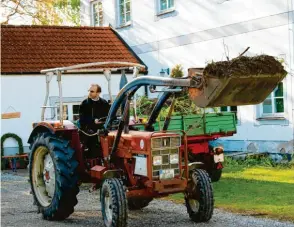  ?? Fotos: Weber ?? Bei der Gartenarbe­it erholt sich Demel vom Terminstre­ss – gerne auch einmal auf dem alten Traktor. Hier lädt er Gartenabfä­lle auf.