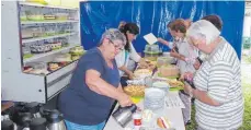  ??  ?? Alle Hände voll zu tun, hatten die Frauen aus Egelfingen am Kuchenbüfe­tt.