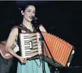  ??  ?? &gt; Julieta Venegas.