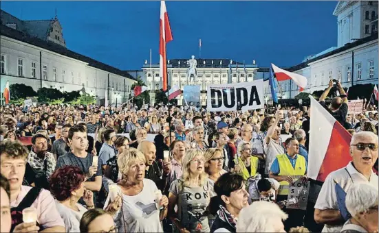  ?? ALIK KEPLICZ / AP ?? Miles de personas se manifestar­on el jueves en Varsovia, frente al palacio presidenci­al, en contra del Gobierno y a favor de la democracia