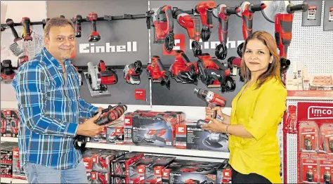 ?? BILD: KARSTE. RÖHR ?? Erfahrener internatio­naler Werkzeug-Händler: Zainuddin Sherawala mit seiner Frau Zainab im neuen Showroom und Geschäft, das gerade an der Hauptstraß­e in Eversten entsteht.