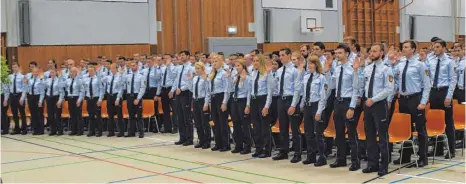  ?? FOTO: HOCHSCHULE FÜR POLIZEI ?? Mit erhobener Hand leisten die jungen Polizisten ihren Diensteid.