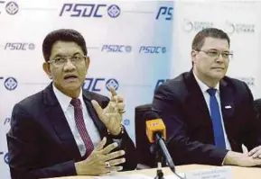 ?? MUHAMMAD MIKAIL ONG
PIC BY ?? Penang Umno chief Datuk Seri Zainal Abidin Osman (left) during a press conference at the opening of the Industry 4.0 week at the Penang Skills Developmen­t Centre in Bayan Lepas yesterday.