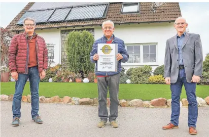  ??  ?? Willi Paulsen (Mitte) feiert Jubiläum: 50-Jähriges als Elektromei­ster. Alexander Haasen (l.) und Andreas Zierold, seine ersten beiden Lehrlinge, gratuliere­n dem Merbecker.