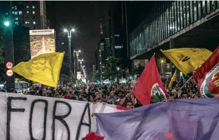  ?? Eduardo Anizelli/Folhapress ?? Após denúncias, manifestan­tes fazem ato contra o presidente Michel Temer em frente ao Masp, na Avenida Paulista