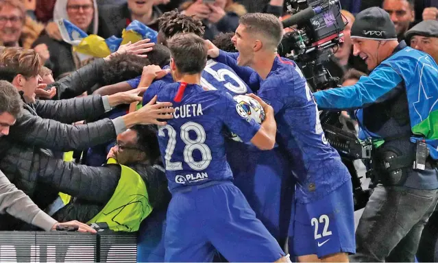  ?? (AFP) ?? Chelsea players celebrate with their supporters after making the score 4-4 during the UEFA Champion's League Group H against Ajax at Stamford Bridge in London, UK, on Tuesday